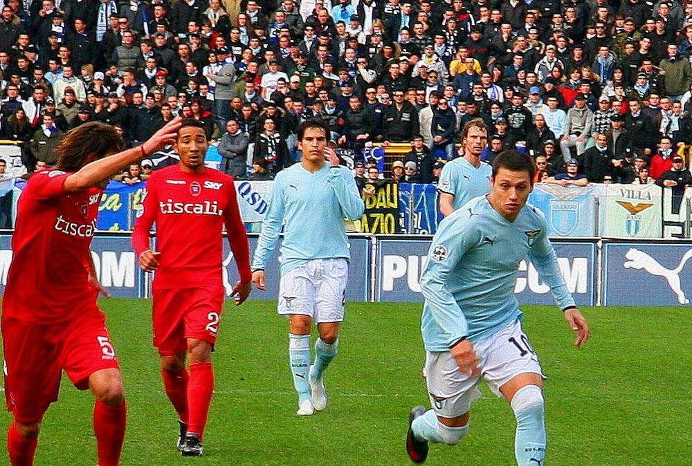 Cagliari - Lazio all'esordio, nel 2008 fu Zárate show: debutto con doppietta per l’argentino