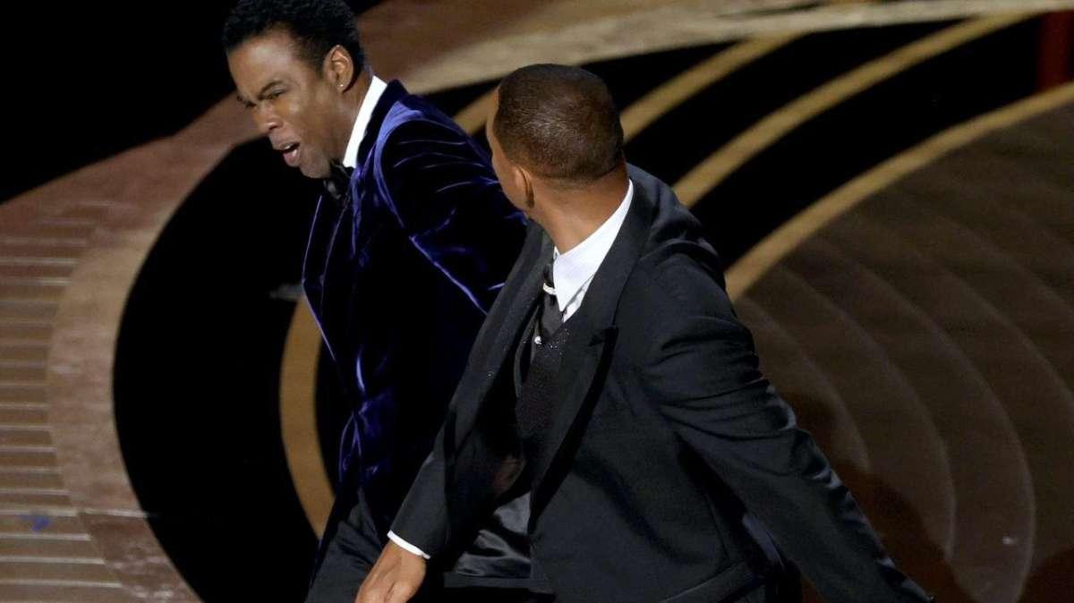 Will Smith, clamoroso agli Oscar: schiaffo a Chris Rock per difendere la moglie - VIDEO