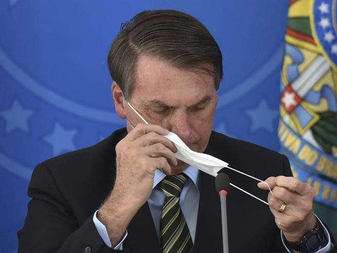 Bolsonaro (pres.Brasile): "Coronavirus come una febbriciattola. Codardo chi resta a casa"