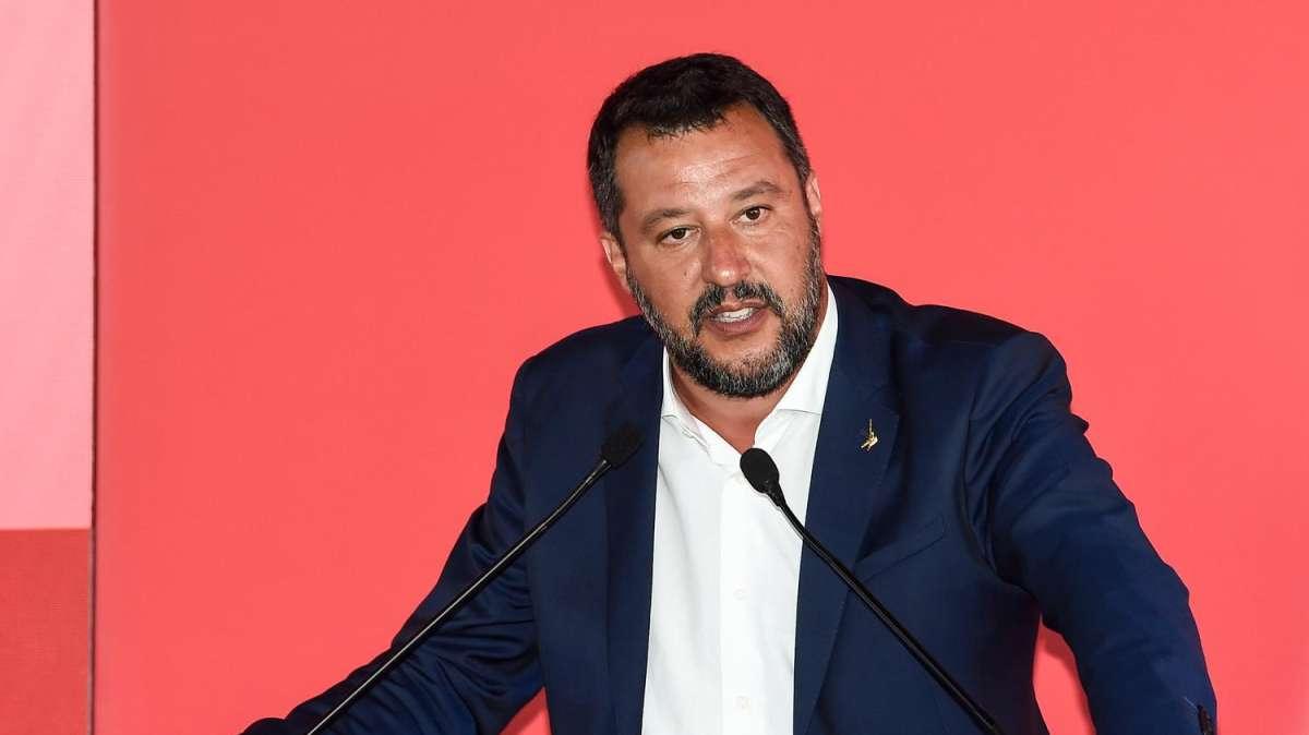 Salvini spinge per la riapertura degli stadi: "Mi auguro tornino pieni di vita"