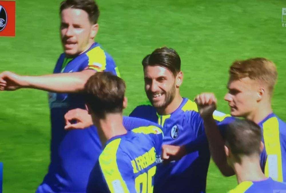 Bundesliga, i primi gol del calcio 2.0: niente abbracci, si esulta coi gomiti - FT