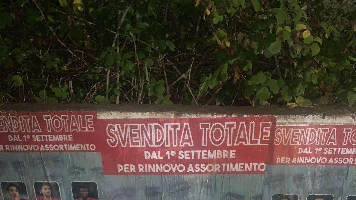Roma, volantini in città contro la società: "Svendita totale" - FOTO