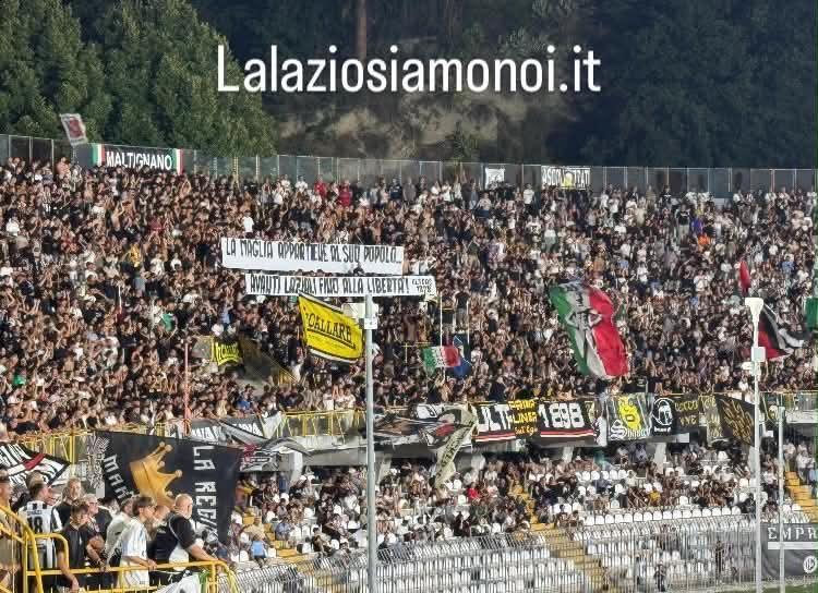 "La maglia appartiene al suo popolo": lo striscione dei tifosi dell'Ascoli contro Lotito - FOTO
