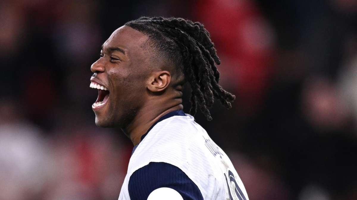 Shock in Premier League: Udogie minacciato da un agente con un'arma da fuoco