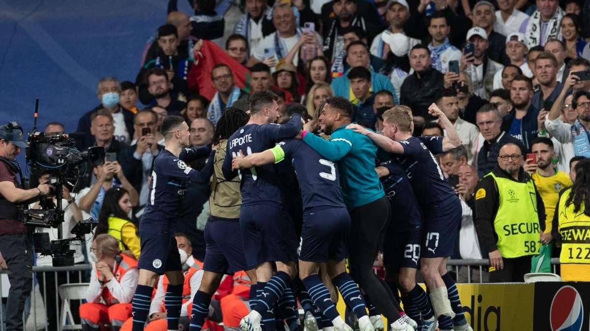 Manchester City, che festa per il titolo! Magazziniere scivola in mutande - VIDEO