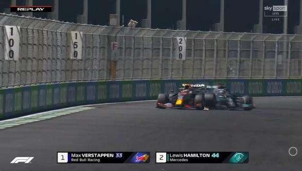 F1 | Clamoroso a Gedda: Hamilton tampona Verstappen