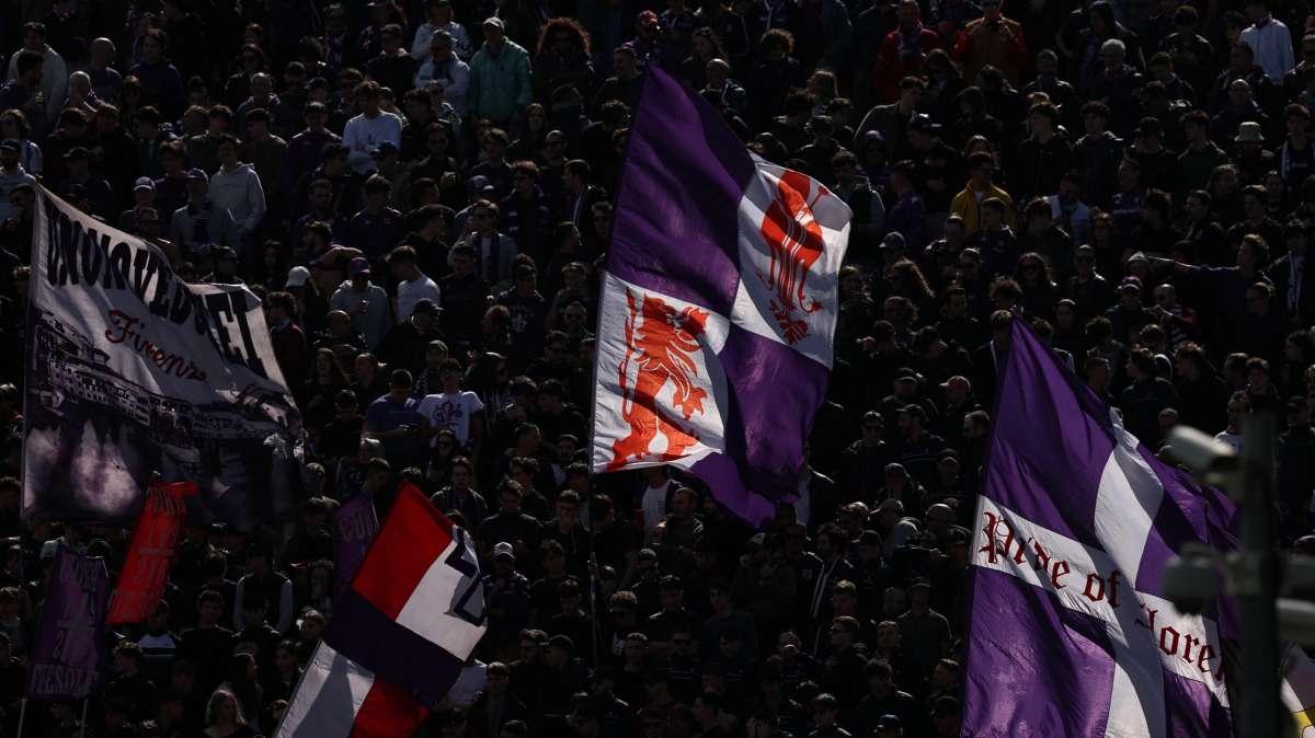 Serie A, Fiorentina in difficoltà dopo la gara rinviata: il bel gesto del Cagliari 