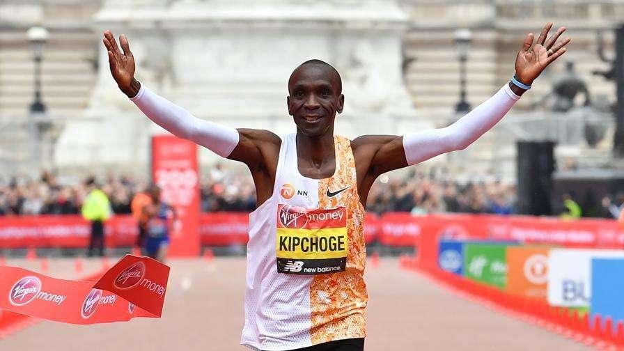 Maratona, il keniano Kipchoge a Vienna abbatte il muro delle due ore