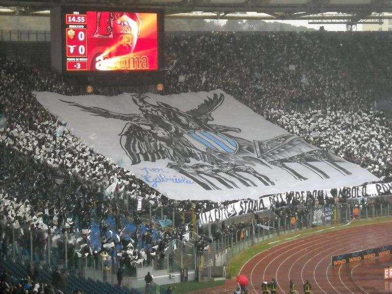 "Della città la storia, dell'impero il simbolo...Roma siamo noi", almeno la Nord non tradisce le attese: carica e spettacolo maestoso prima del derby - FOTO e VIDEO
