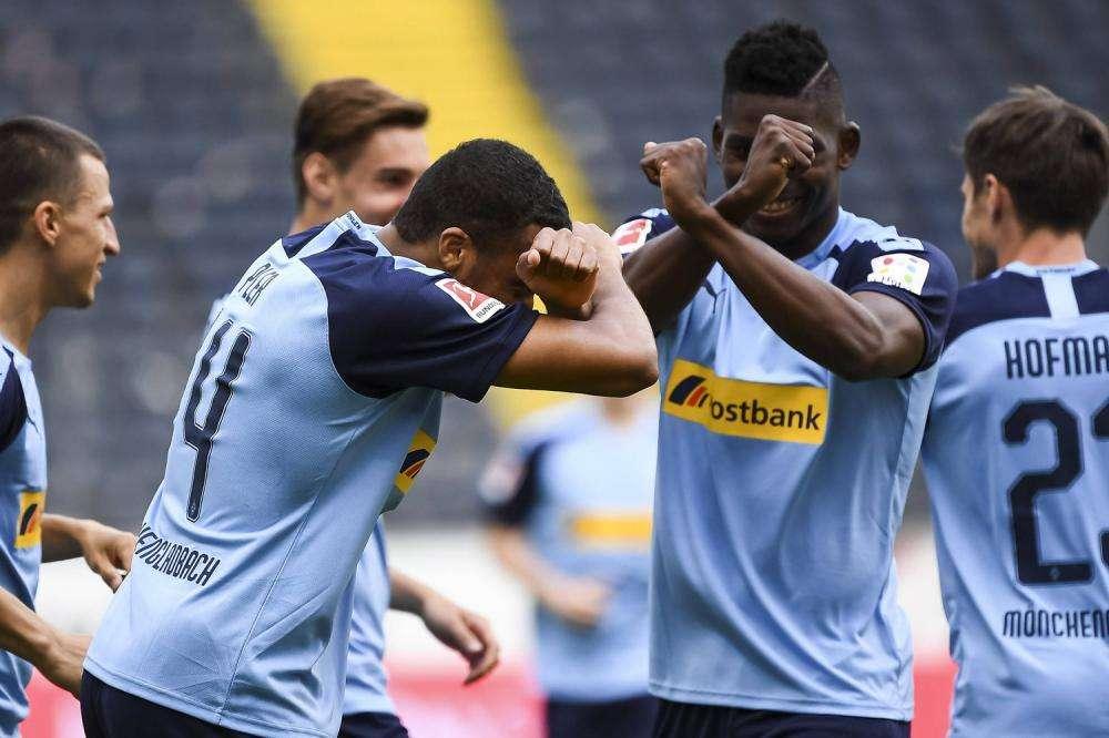 Bundesliga, abbracci e baci dopo i gol. E il caso Boyata fa discutere