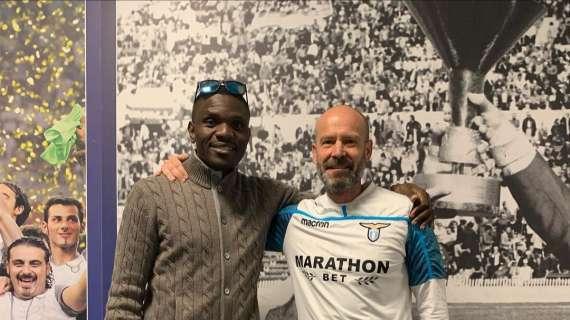 Lazio, Makinwa fa visita a Inzaghi: foto e sorrisi con i figli 