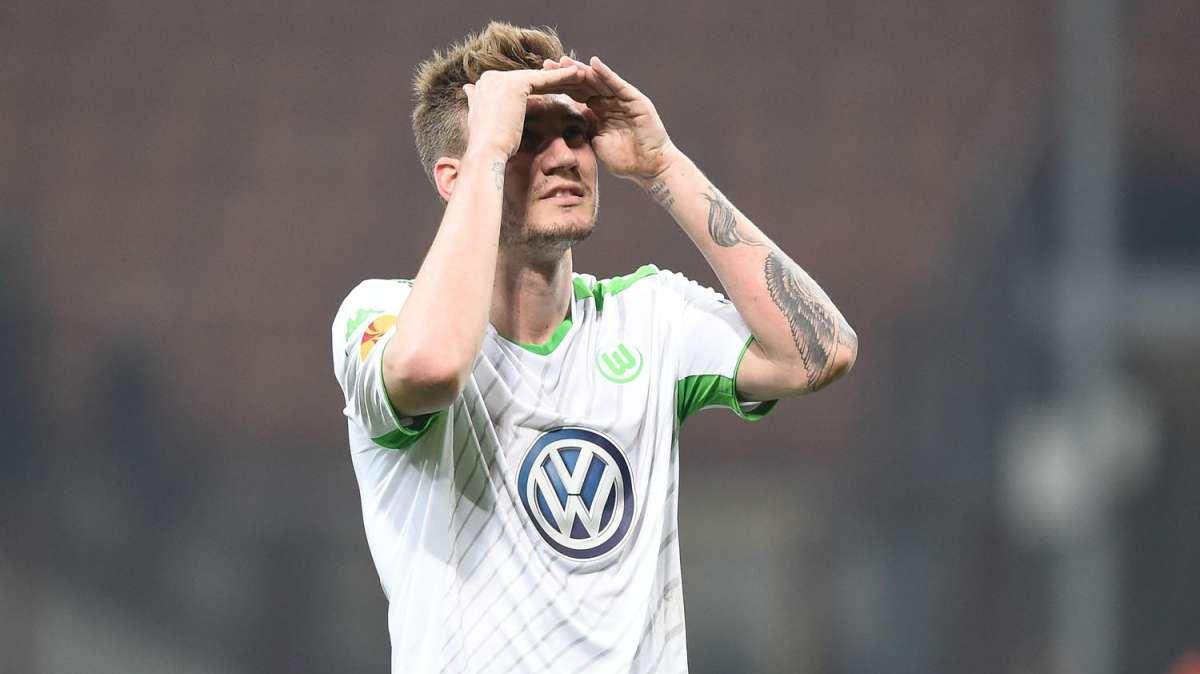 Bendtner a nudo nella sua autobiografia: "Preferisco fare sesso a pagamento così non mi ricattano"