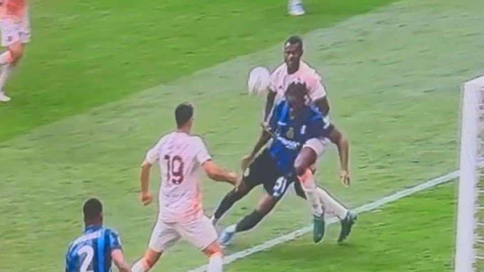 Inter, la furia dopo il rigore negato: Ndicka affossa Bisseck - FOTO