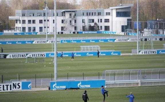 Covid-19, lo Schalke 04 riprende gli allenamenti: giocatori in gruppi - FOTO