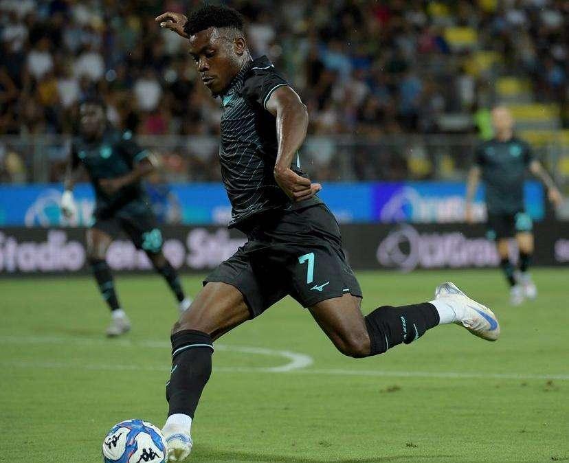 Lazio, Dele-Bashiru esulta per il debutto e scatena i tifosi: "Quanto gasi" - FOTO