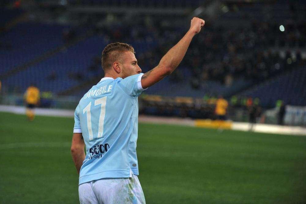 Immobile, altro record: superato Chinaglia per gol in una stagione, 44 anni dopo l'indice sotto la Sud