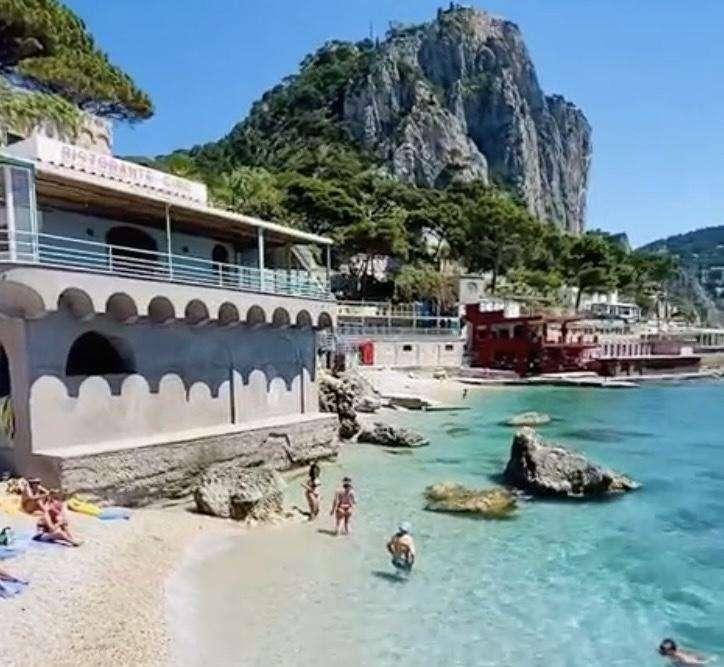 Capri, il sindaco Paolo Falco chiude l'isola ai turisti: il motivo