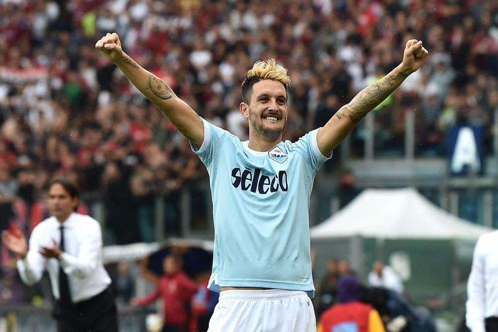 LE PAGELLE DEI QUOTIDIANI - Un super Luis Alberto suona la carica, Parolo c'è. Radu è un muro