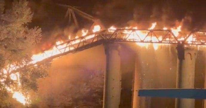 Roma, incendio al Gazometro: crolla il ponte di ferro - VIDEO