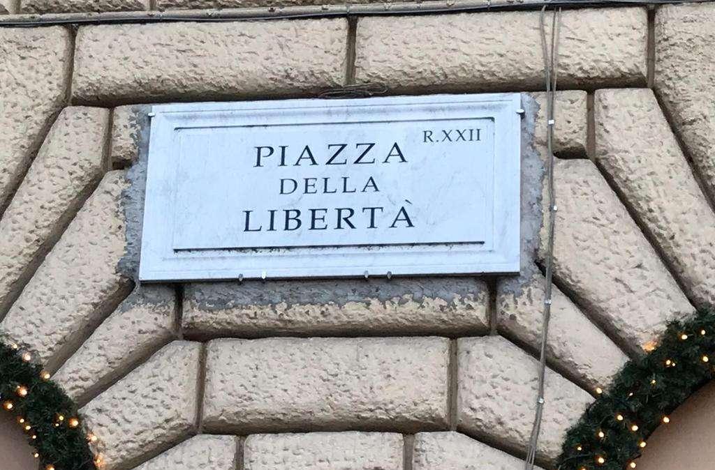 Lazio, deturpato leggio in Piazza della Libertà - FOTO