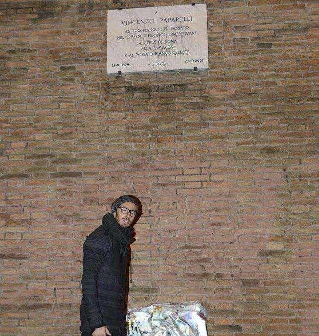 Paparelli, il ricordo della Roma: Balzaretti depone un mazzo di fiori sotto la targa dedicata a Vincenzo