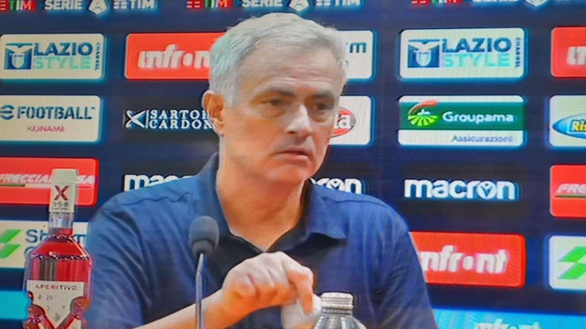 Lazio - Roma, Mourinho nervoso: il tecnico se ne va dalla conferenza