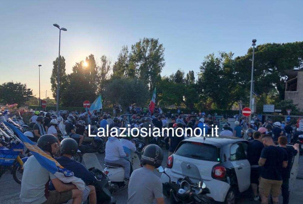 Lazio, i tifosi in motorino scortano il pullman all'Olimpico - FOTO&VIDEO