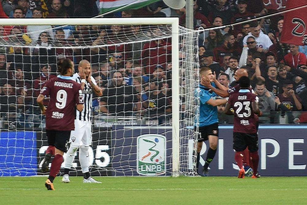 Salernitana - Ascoli, che debutto per Adamonis! Nel primo tempo parato un rigore sotto la curva