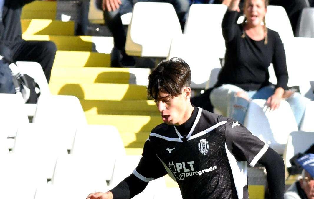 Serie C, follia in Cesena-Olbia: il padre di Shpendi prende a pugni un avversario - VIDEO