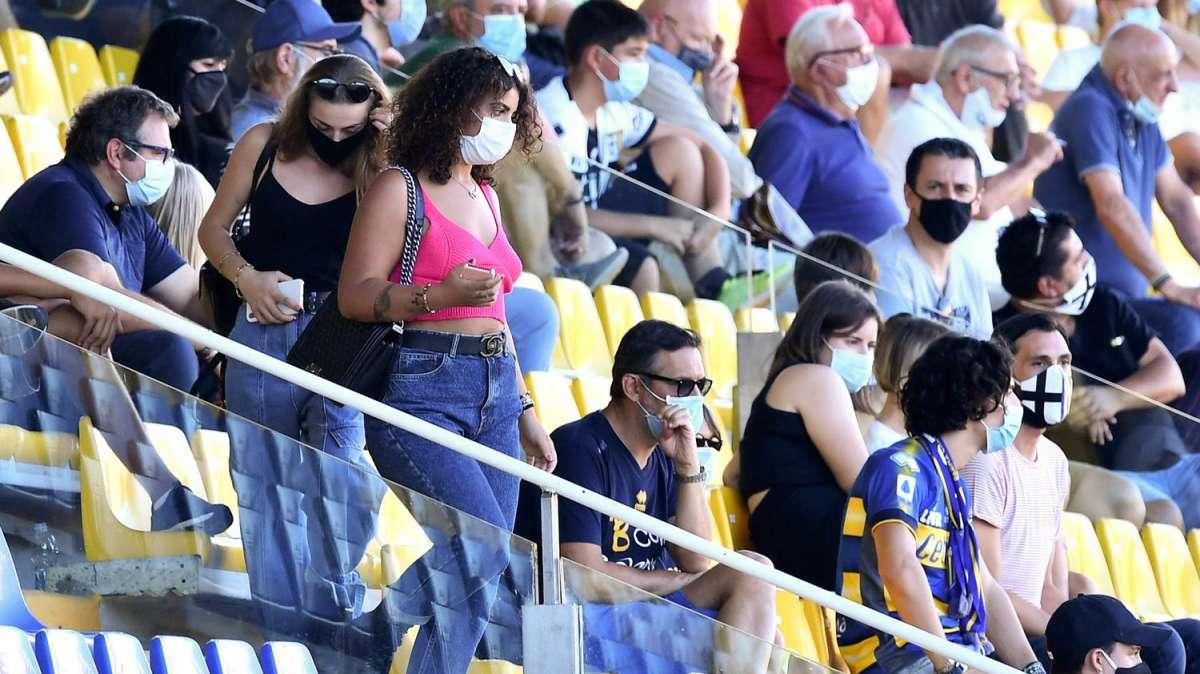 Serie A, riaprono gli stadi ma solo su invito: la situazione