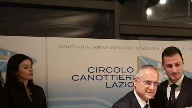 RIVIVI IL LIVE - Premio Bigiarelli per Radu e Lotito. Il difensore: "La Lazio resterà in alto" - FT&VD