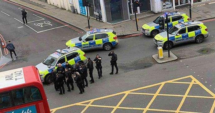 Terrorismo, armato di coltello ferisce i passanti a Londra