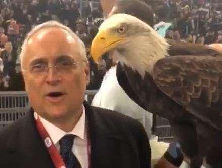 Lazio, quinto trofeo dell’era Lotito: esultanza del presidente con Olympia - VIDEO