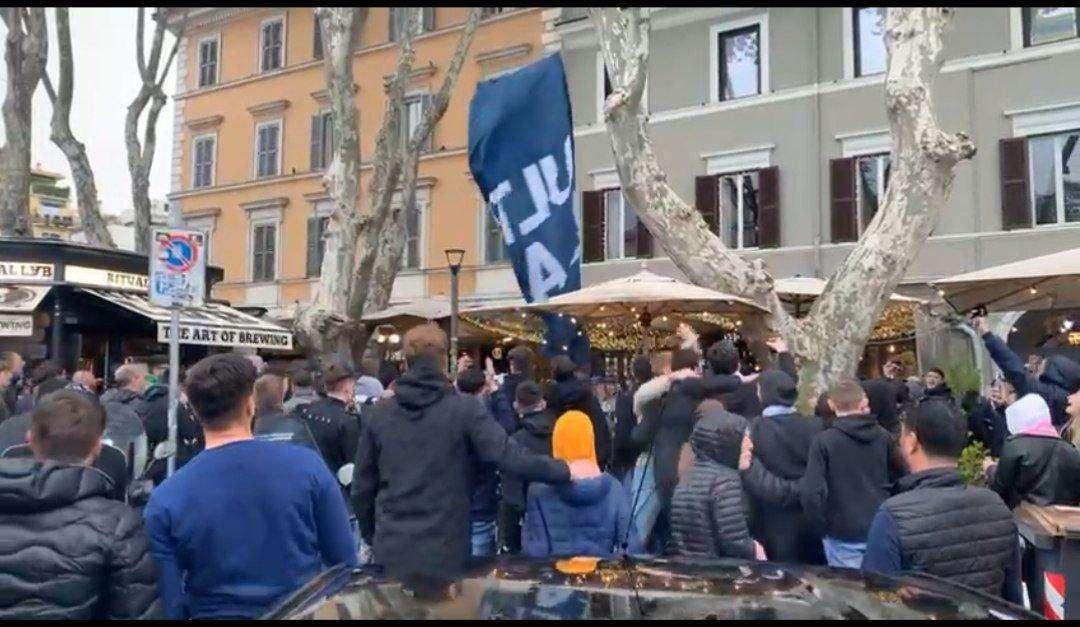 Lazio, a Ponte Milvio la protesta contro il caro biglietti - FOTO & VIDEO