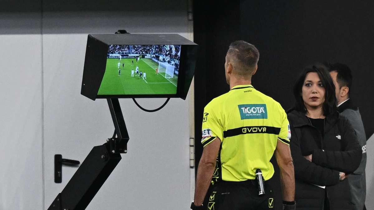 VAR, la Lazio è la più penalizzata in Serie A. Mentre la Roma...