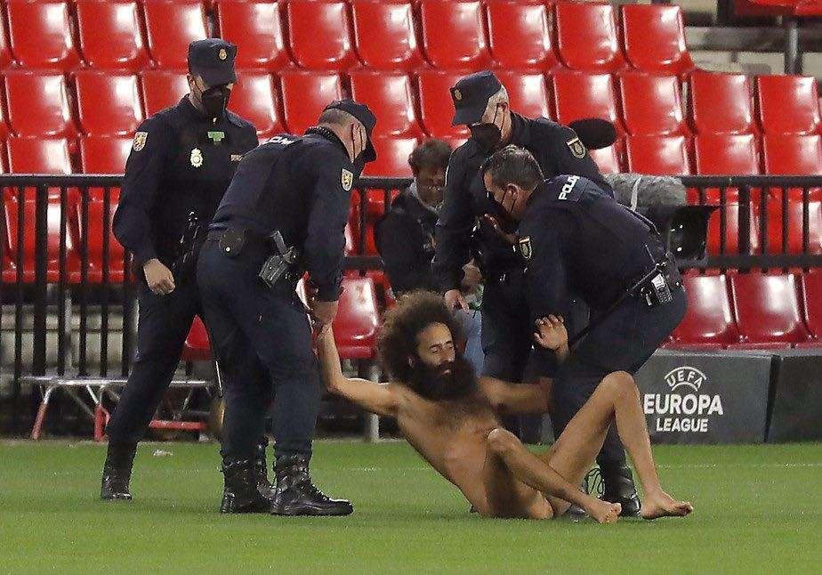 Europa League, uomo nudo in campo durante Granada - Manchester United