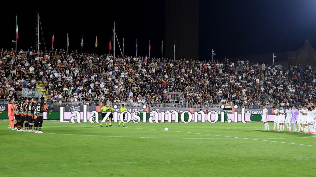Lazio, settore ospiti ridotto a Venezia: l'abbraccio dei tifosi alla squadra