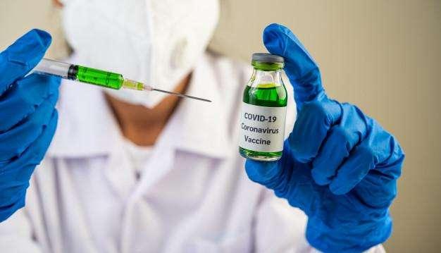 Covid / Vaccino Pfizer-BioNTech: l'Europa ne ordina 300 milioni di dosi. Volano le Borse: boom petrolio e turismo