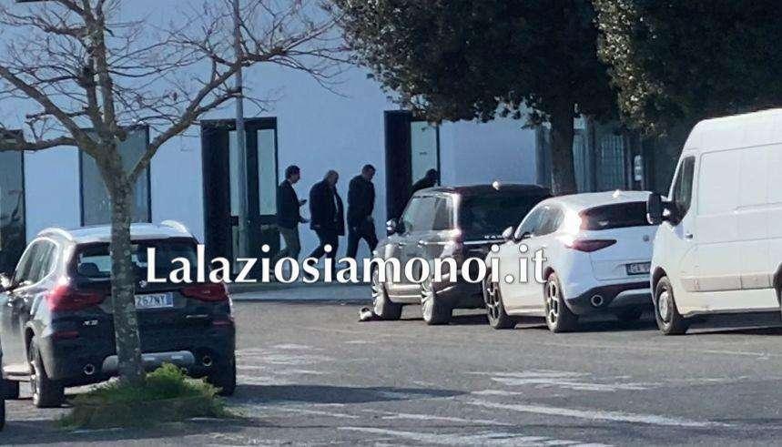 Lazio, l’ultima foto di Sarri allenatore: una sigaretta, poi l’addio
