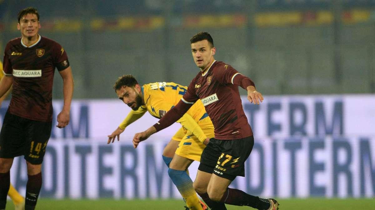 Ascoli - Salernitana, malore per Dziczek: ambulanza in campo e gara sospesa