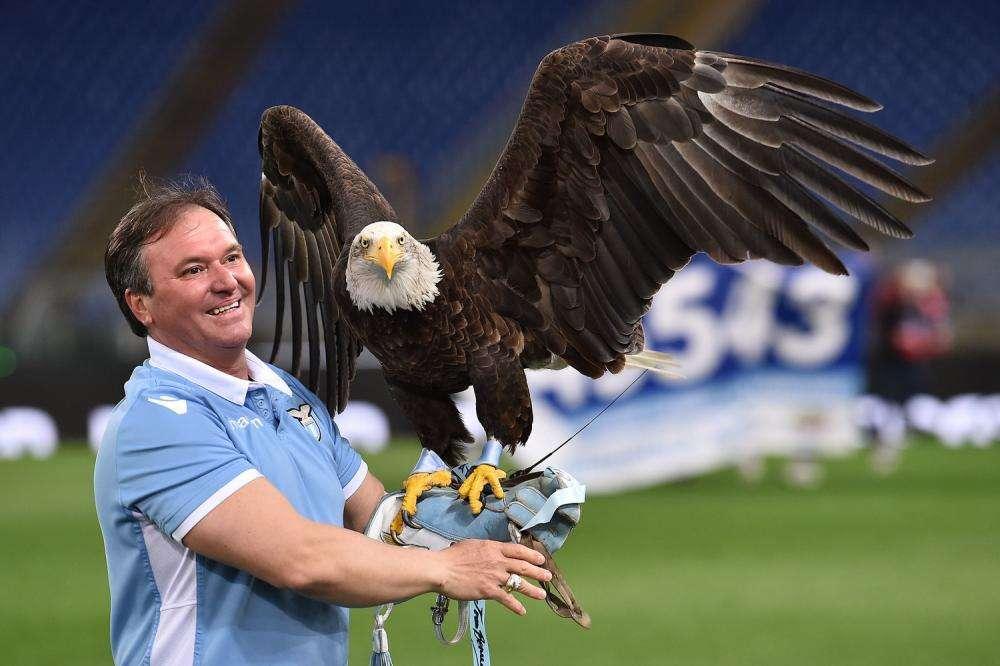 Lazio, il falconiere Bernabè compie 51 anni: gli auguri del club - FOTO