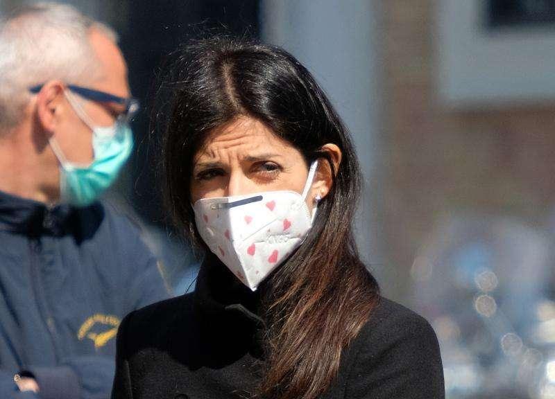 Coronavirus Roma, l'ordinanza di Raggi: "Multe per chi butta mascherine in strada"