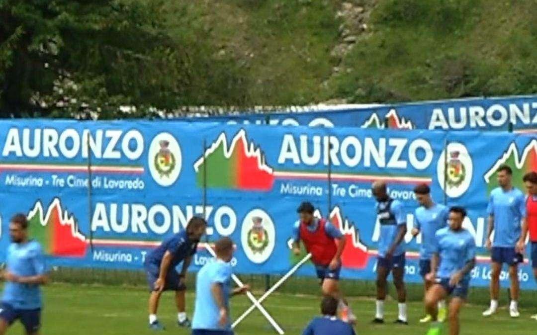 AURONZO GIORNO 9 - Lazio, incidente di percorso per Cataldi in allenamento: interviene il Var!