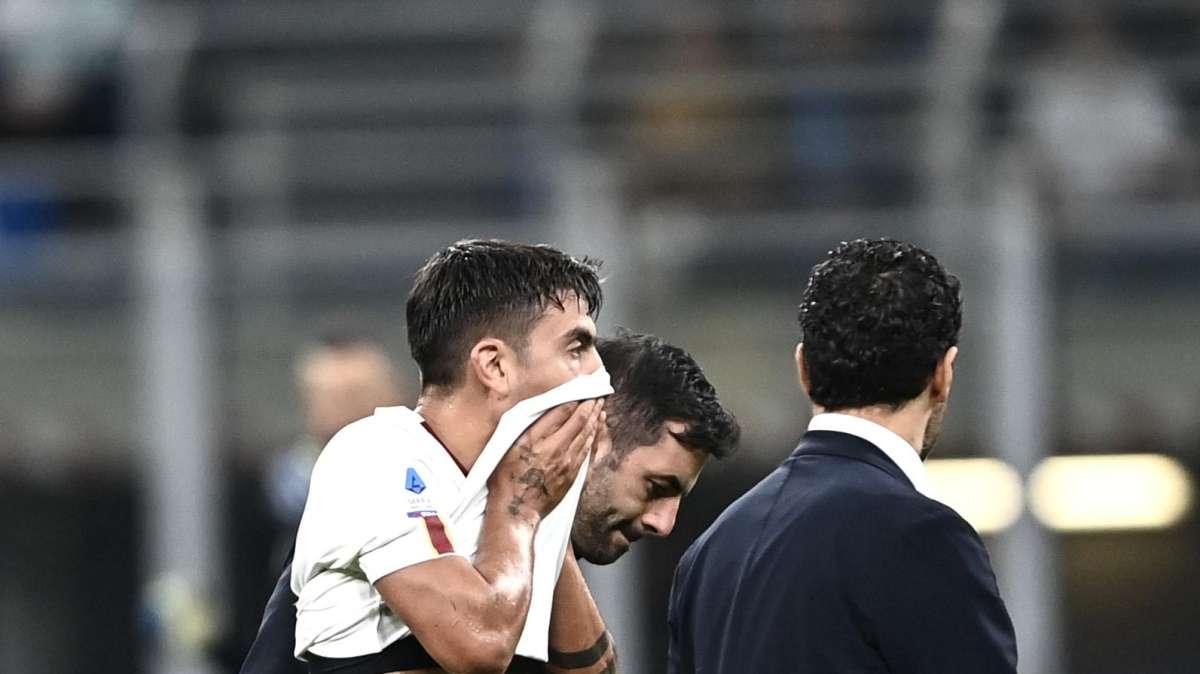 Roma, Mourinho preoccupato per le condizioni di Dybala: derby a rischio?