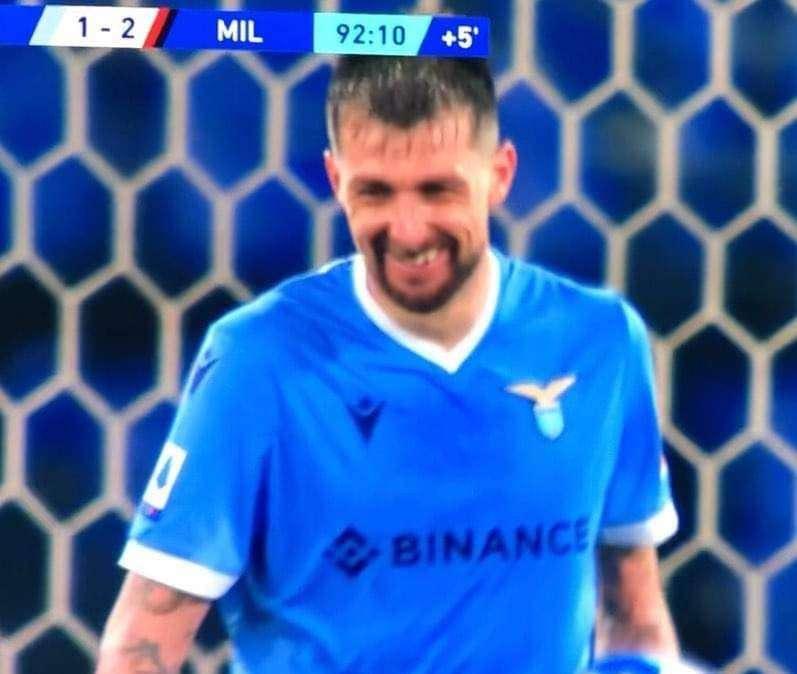 Lazio - Milan, il sorriso di Acerbi e la furia dei tifosi: "Vattene via!"