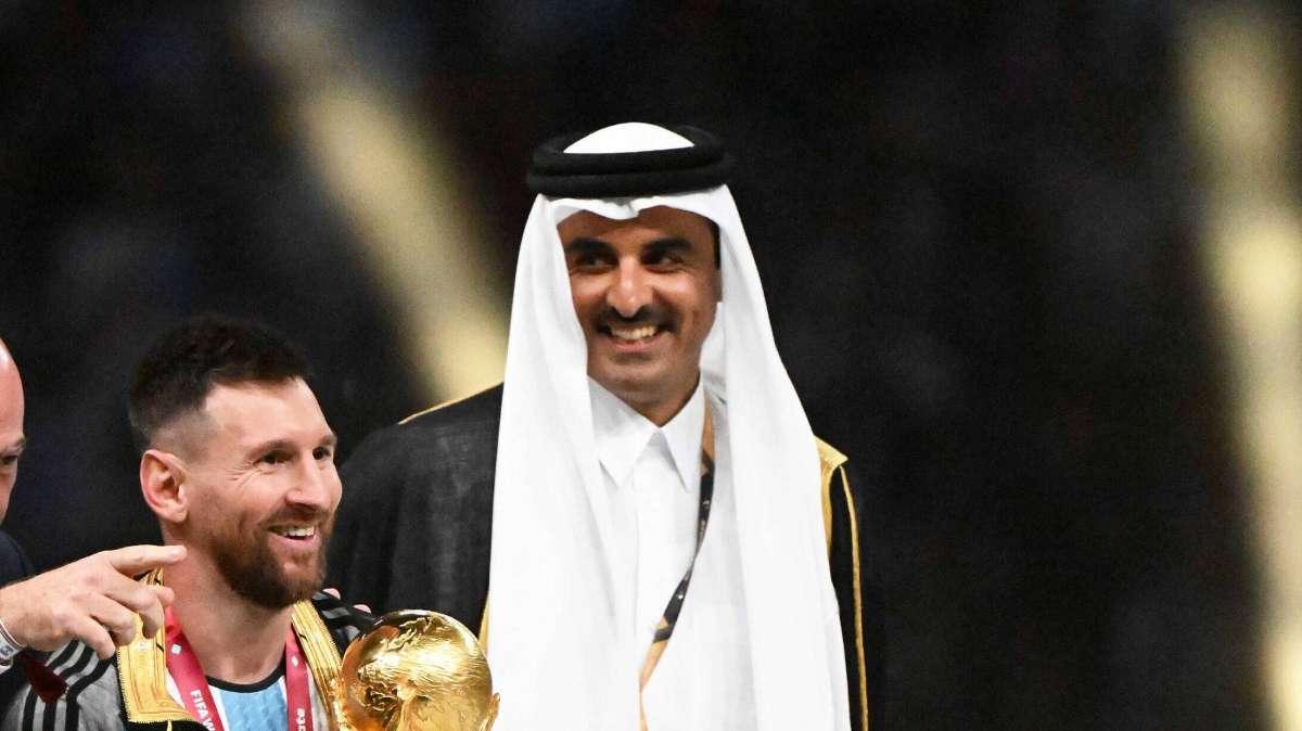 Lazio | "Al Thani presidente": striscione sotto l'hotel dell'emiro a Roma - FT