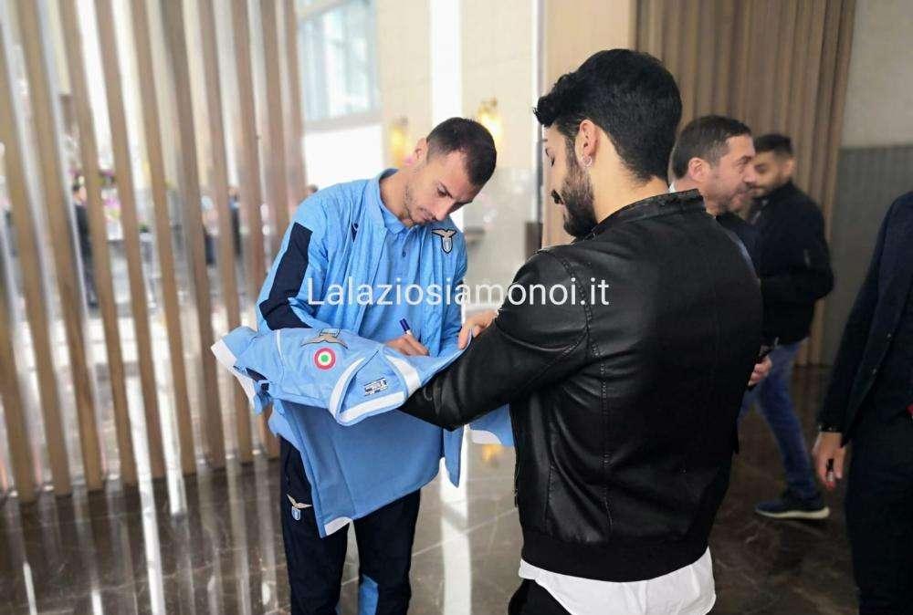 RIYAD - Lazio, un bagno di passione: ancora tifosi in hotel - FOTO