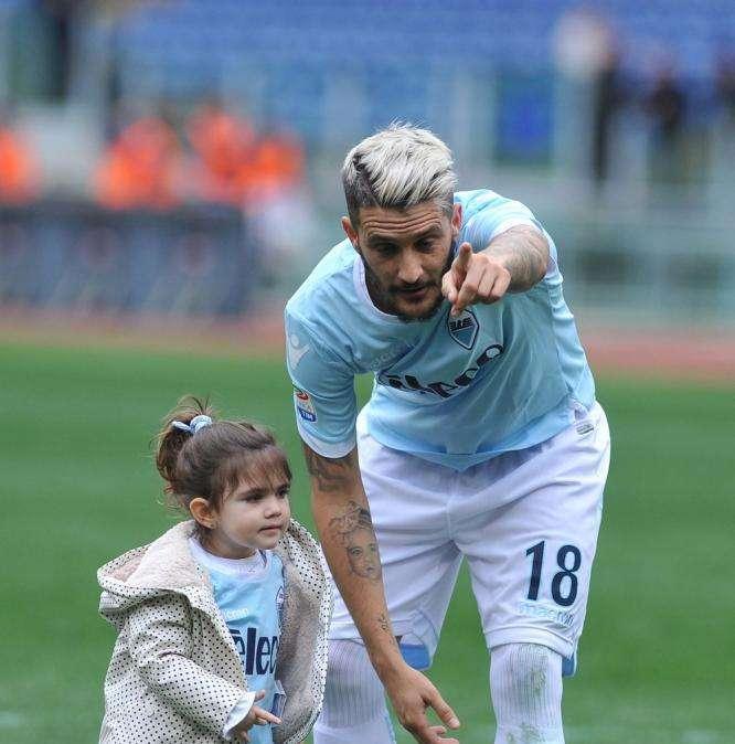 La famiglia di Luis Alberto con l'aquila sul petto: maglia della Lazio numero 10 per tutti