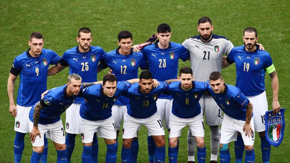 Italia, gli azzurri non si inginocchieranno contro il razzismo: la decisione 