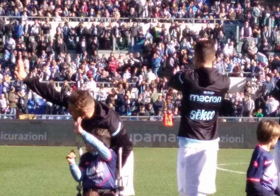 Lazio, il gesto solidale di Immobile: in campo con un bambino disabile